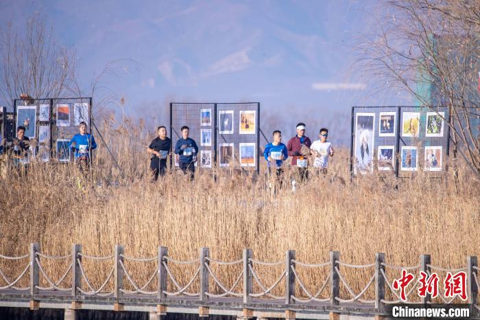 2024北京野鸭湖半程马拉松激情开跑 冬日湿地风光