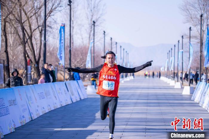 2024北京野鸭湖半程马拉松激情开跑 冬日湿地风光