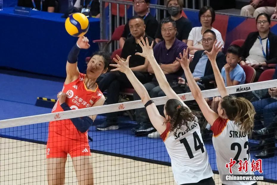 中国女排香港站三局零封波兰，四战全胜圆满收