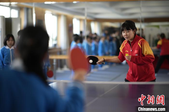 国乒名将许昕陈幸同走进校园传递体育精神