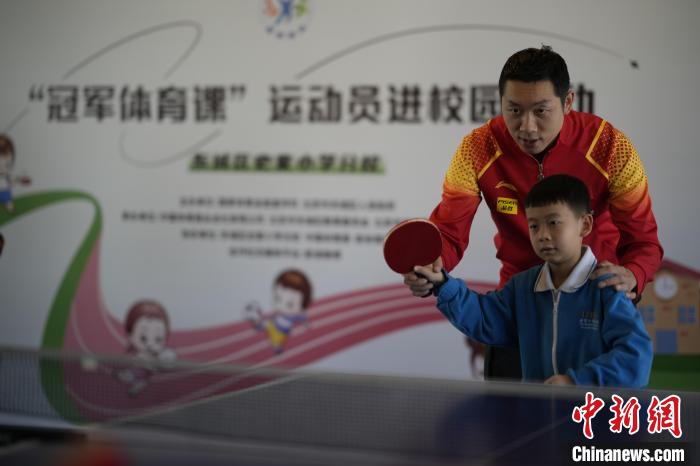 国乒名将许昕陈幸同走进校园传递体育精神