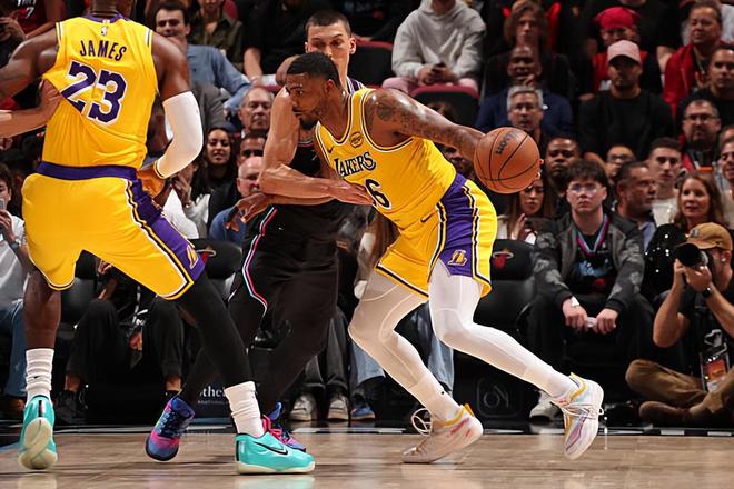 湖人8连胜再添胜绩 斯马特13+4+2抢断引领胜利