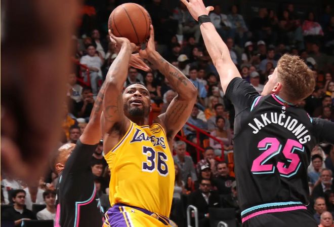 湖人8连胜再添胜绩 斯马特13+4+2抢断引领胜利