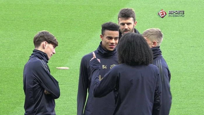 英格兰队首秀引热议 加纳获“迷你巴尔韦德”称