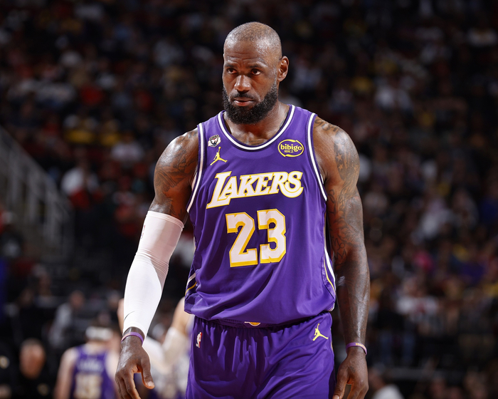 詹姆斯生涯胜场数登顶历史第一 加内特批评现代