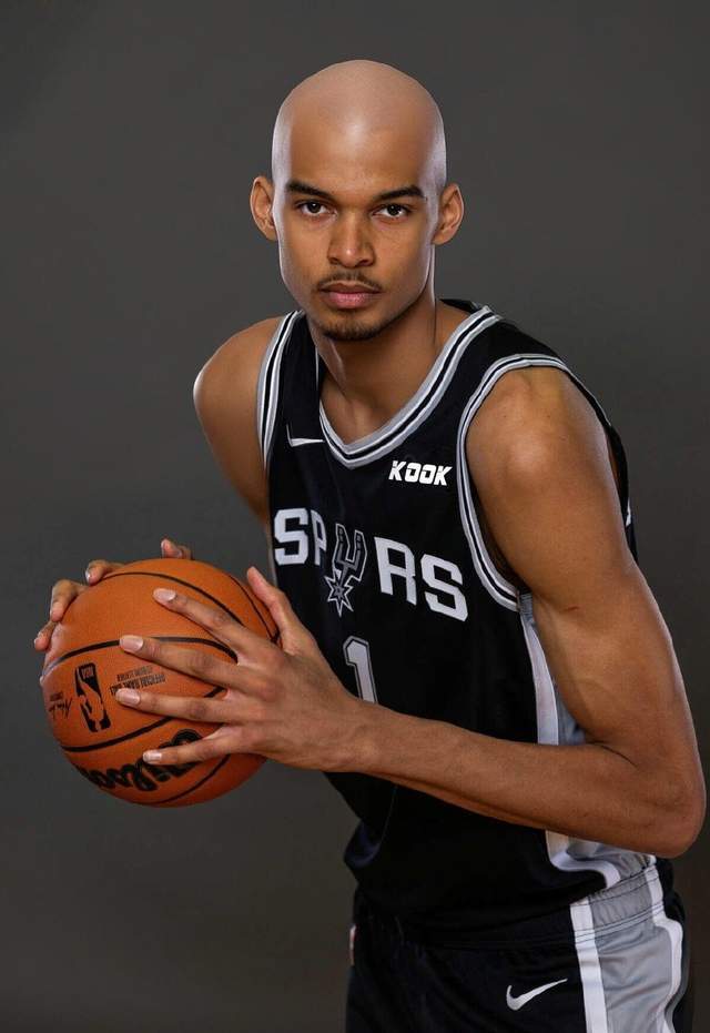 文班亚马率马刺创队史第三佳战绩 荣耀归来