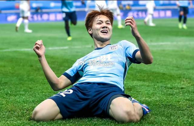 毛伟杰左后卫数据惊艳 助攻抢断双冠王引国足关