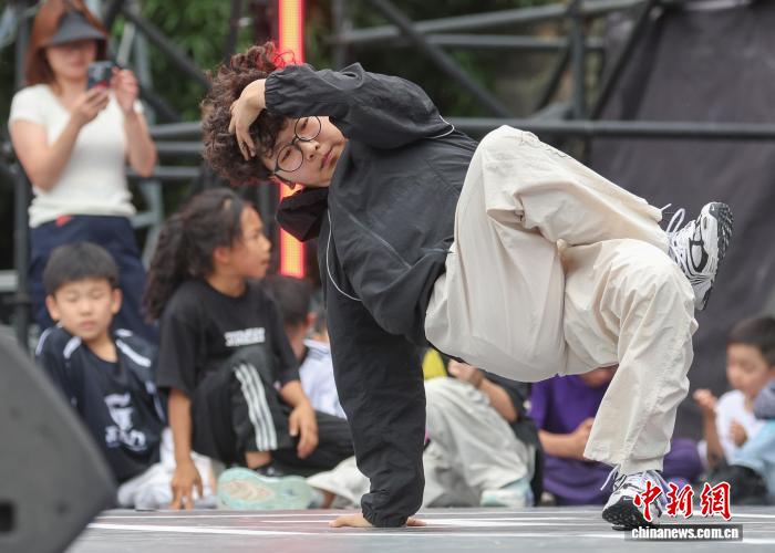 门东历史文化街区点燃青春街舞热潮——2025年中